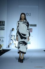 Model walk the ramp for Kallol Datta Show at Wills Lifestyle India Fashion Week 2012 day 4 on 9th Oct 2012 (83).JPG